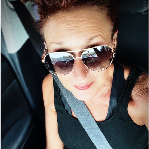 Meet your Posher, Denie - Picture 2 of 9